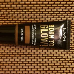 NYX Born to Glow Naturally Radiant Foundation Color: Sienna